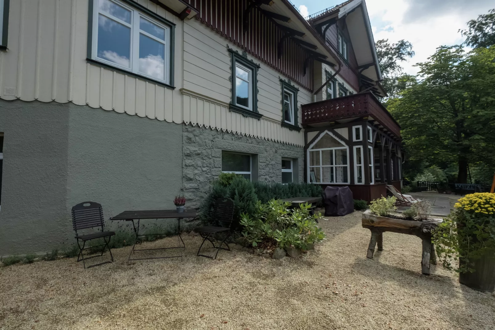 Historisches Waldhaus-Außenbereich Sommer