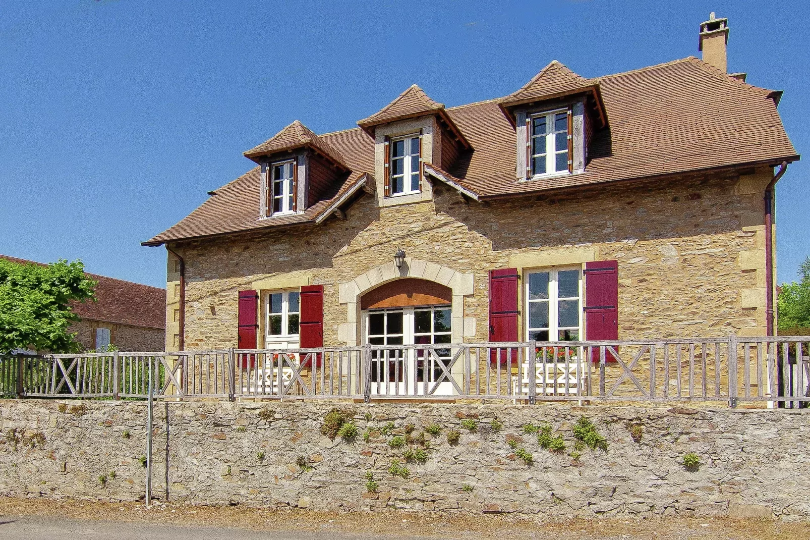 Bellevue-Exterior in summer