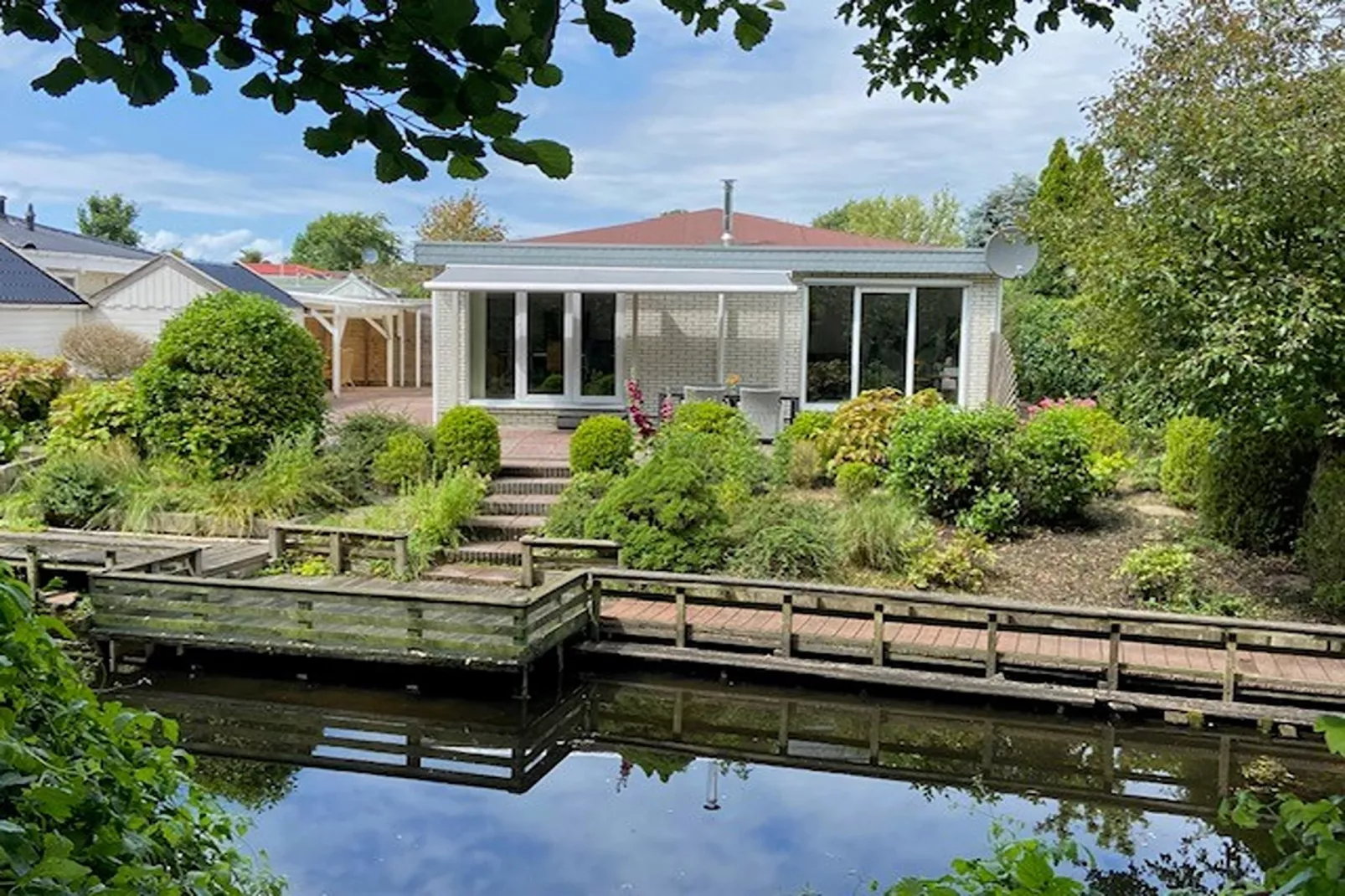 Fijne bungalow in Makkum-Exterior summer