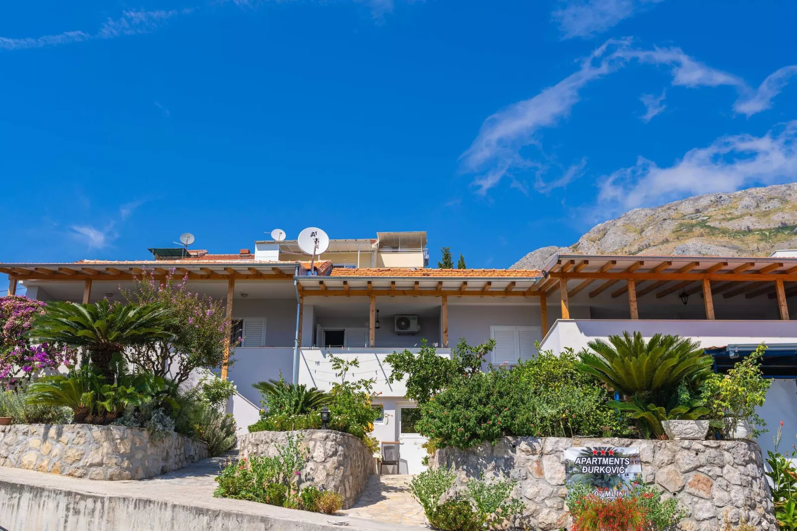 Apartments Djurkovic - Two-Bedroom Apartment with Shared Terrace and Sea View-Outdoor
