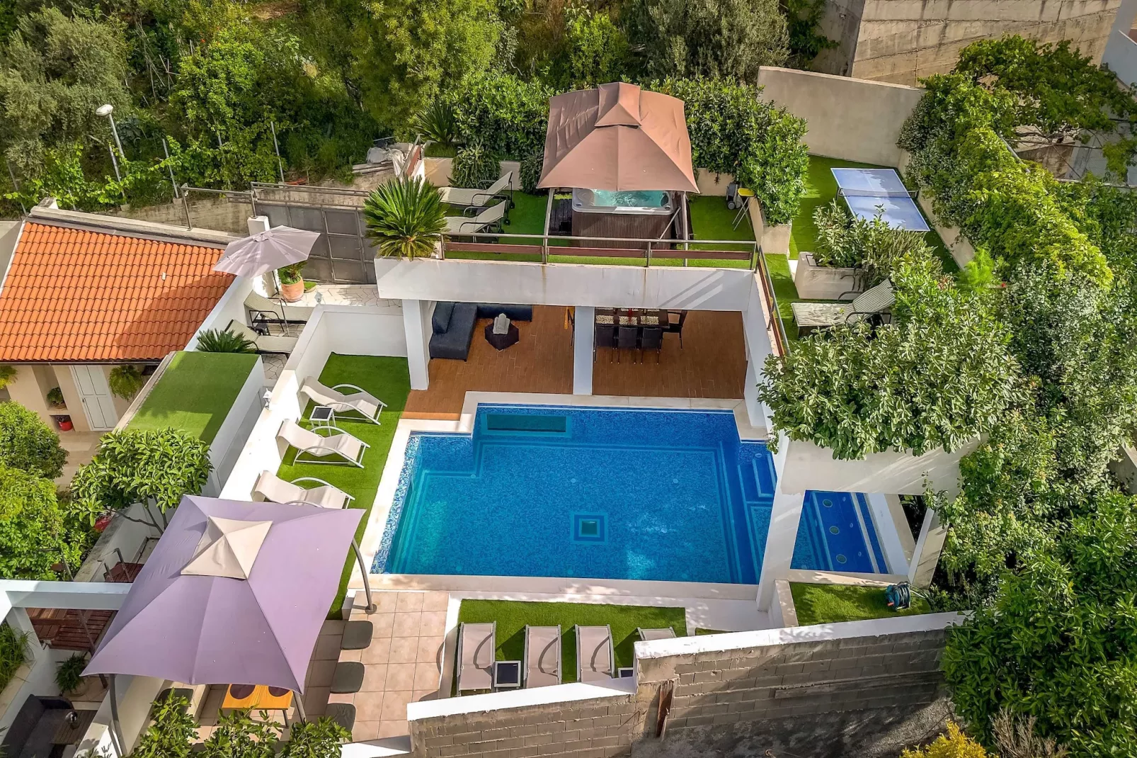 Villa Luciana Residence - Five-Bedroom Villa with Two Pools and Spa Center-Outdoor