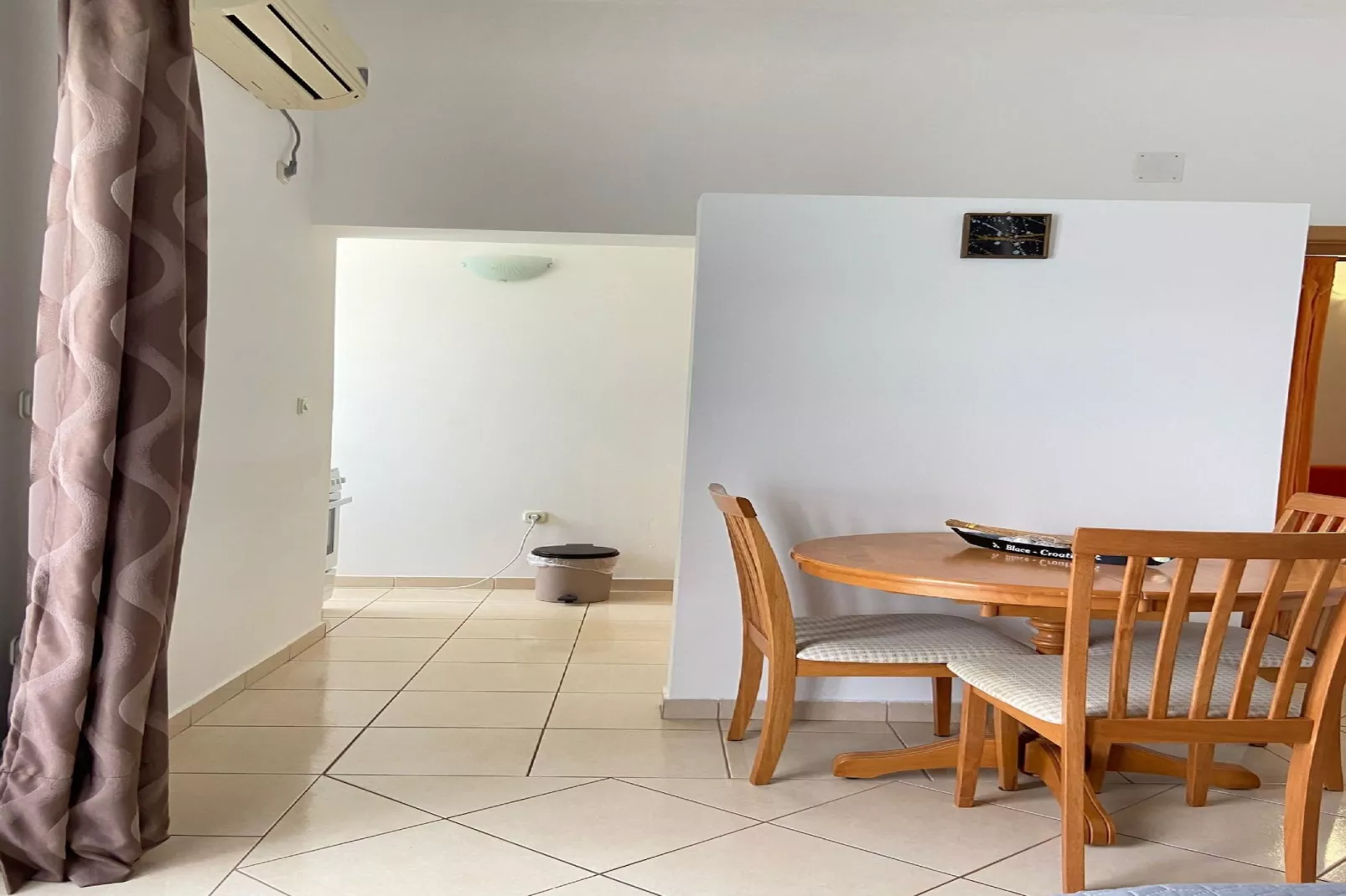 Apartments Tiho  & Jelena - Studio Apartment with Balcony and Sea View (Fureal)-Dining room