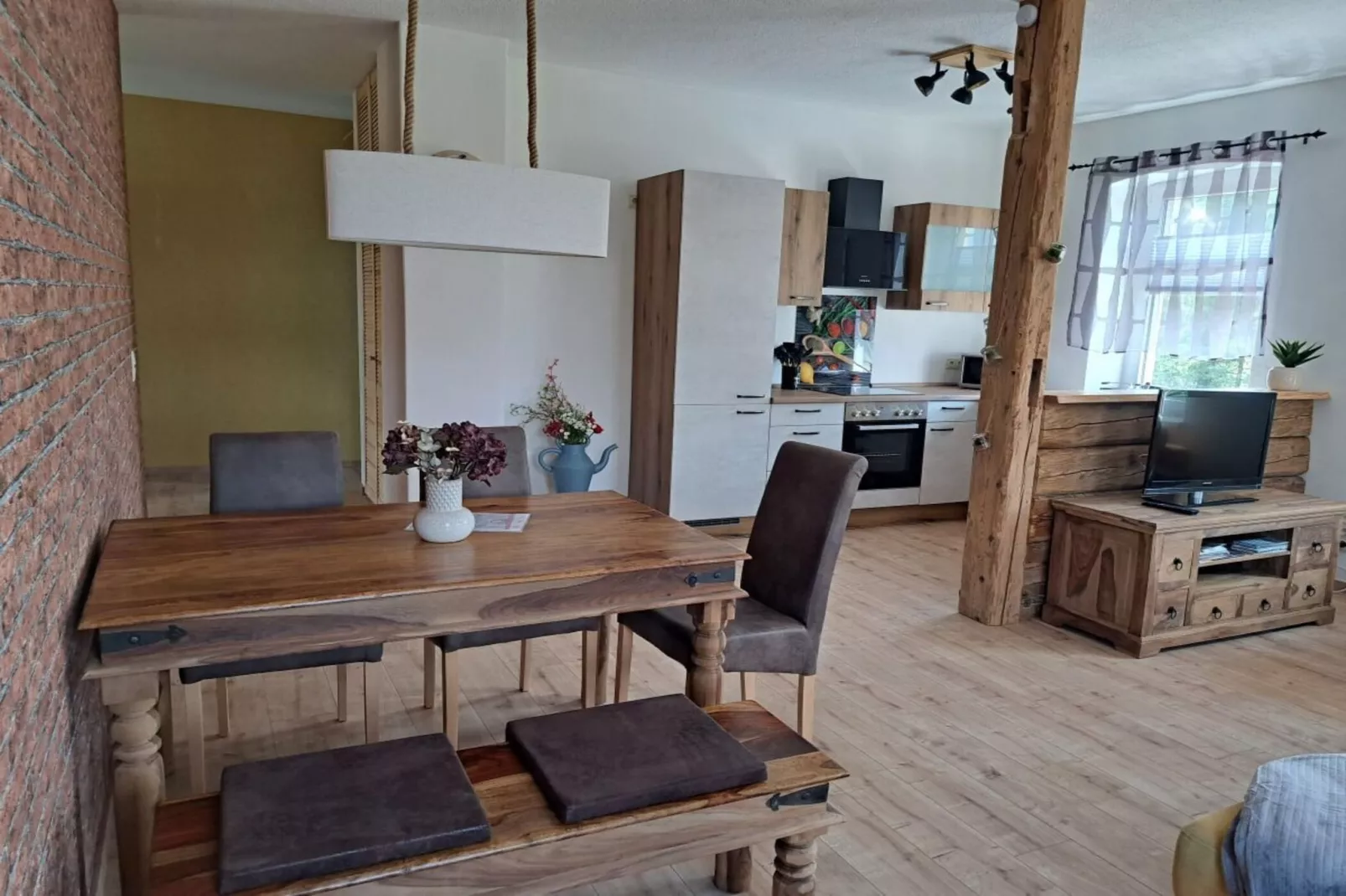 504676-Dining room