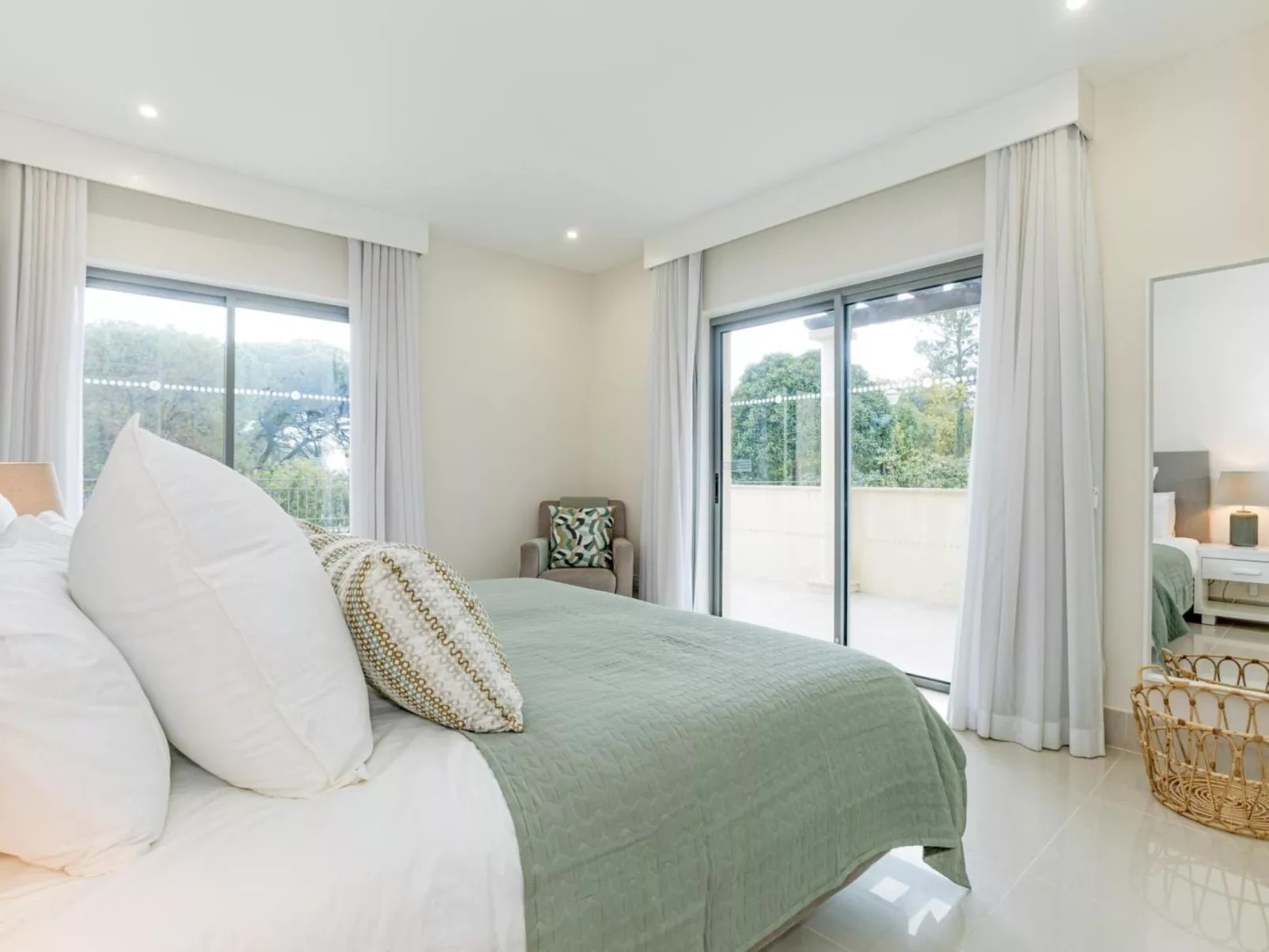 Pine Hills Reva Santuary Modern Elegance-Inside