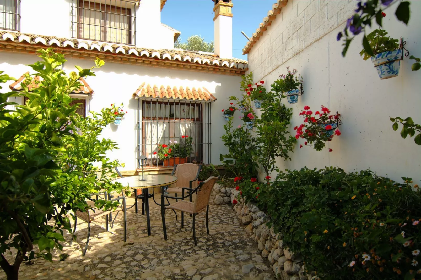 Casa Almendro-Gärten Sommer