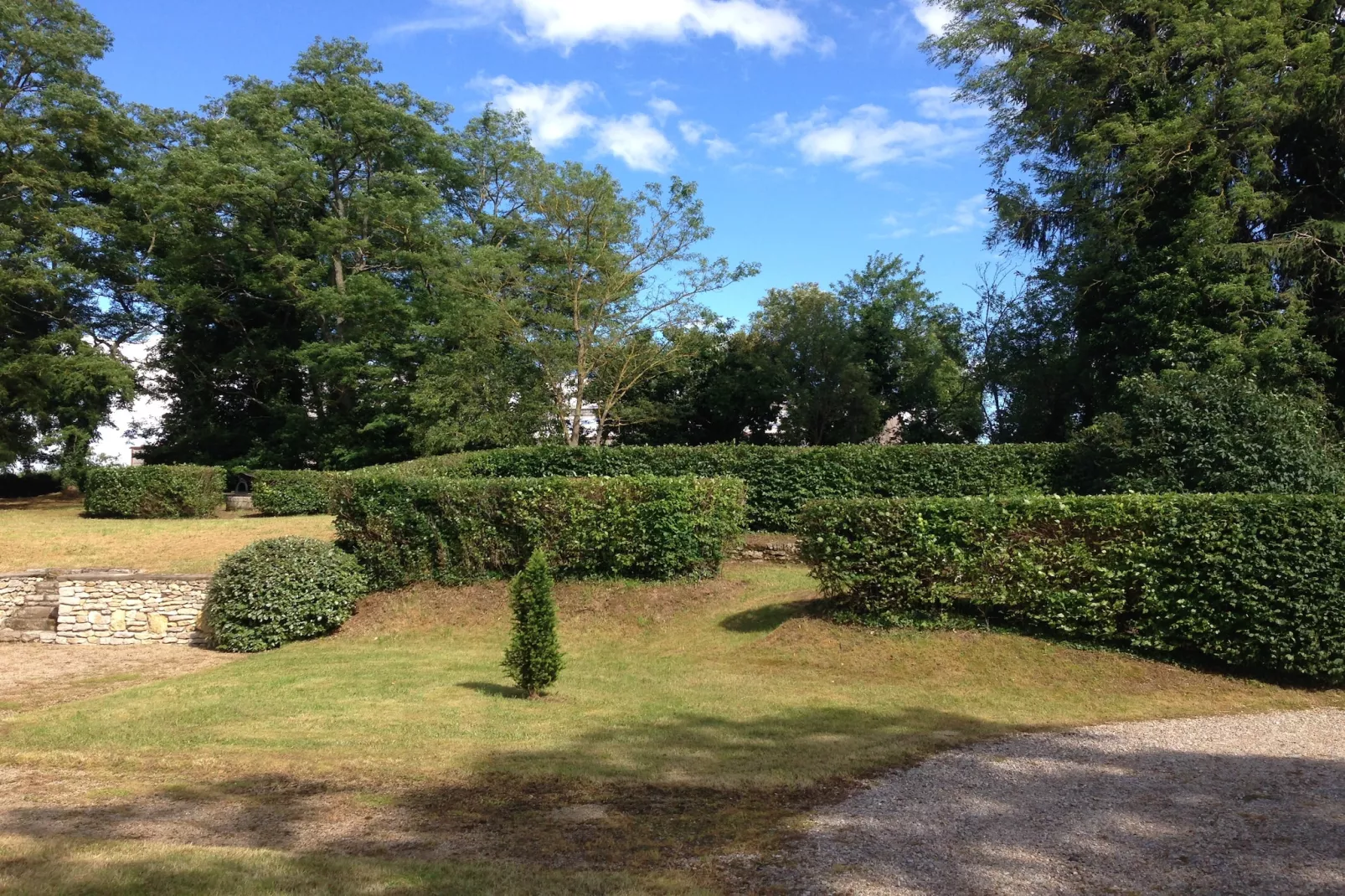 Un château en bordure de rivière-Gardens summer