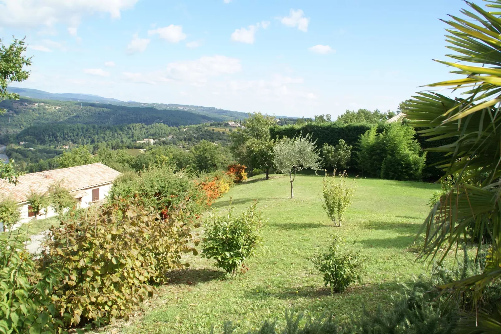 Villa - LES VANS-Garten Sommer
