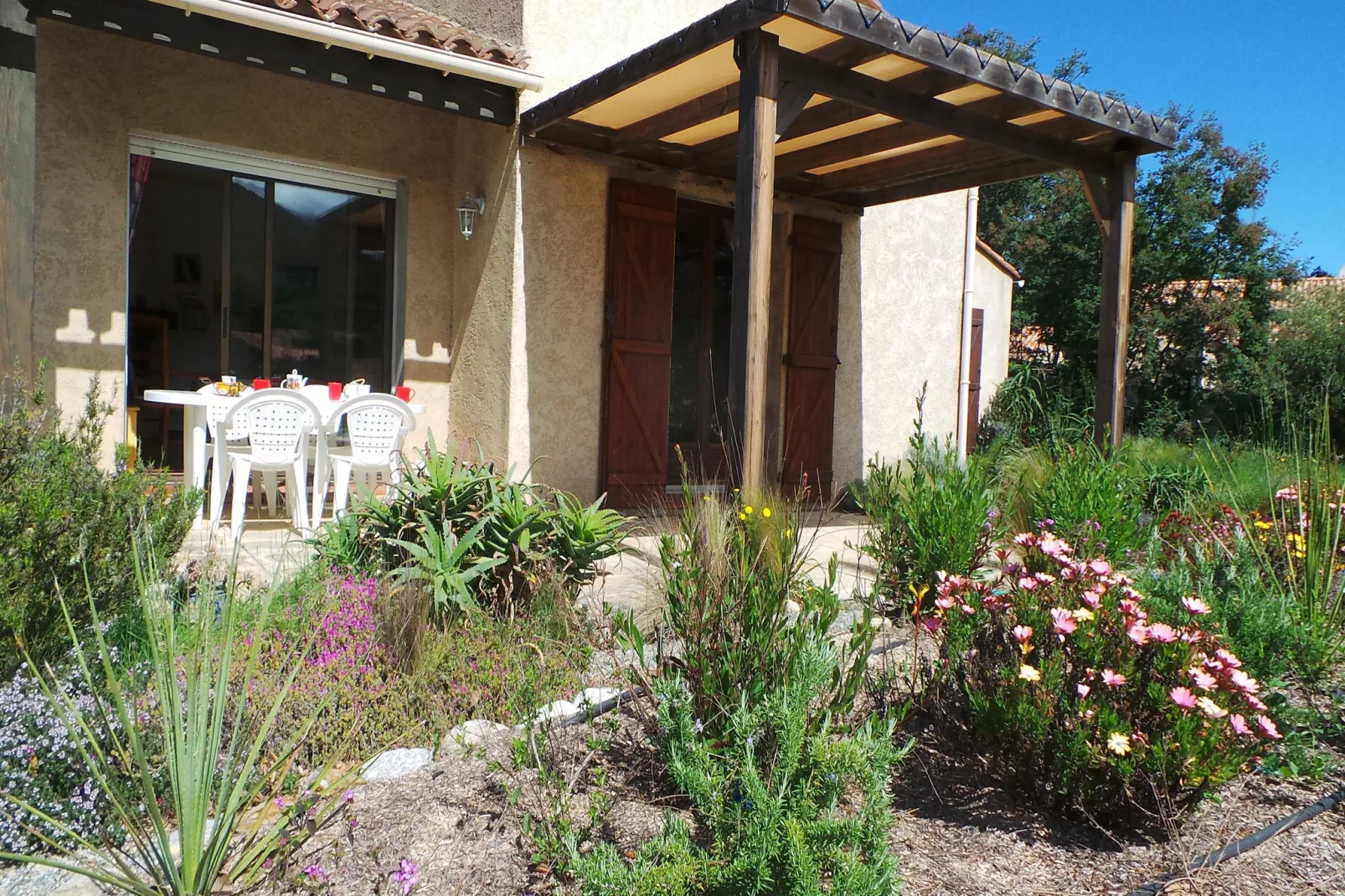 La maison Mer et Thermes-Exterior summer