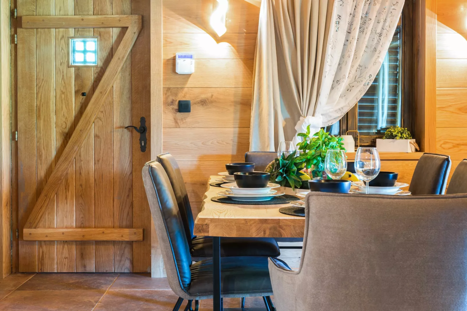 SWAN RIVER HOUSE-Dining room