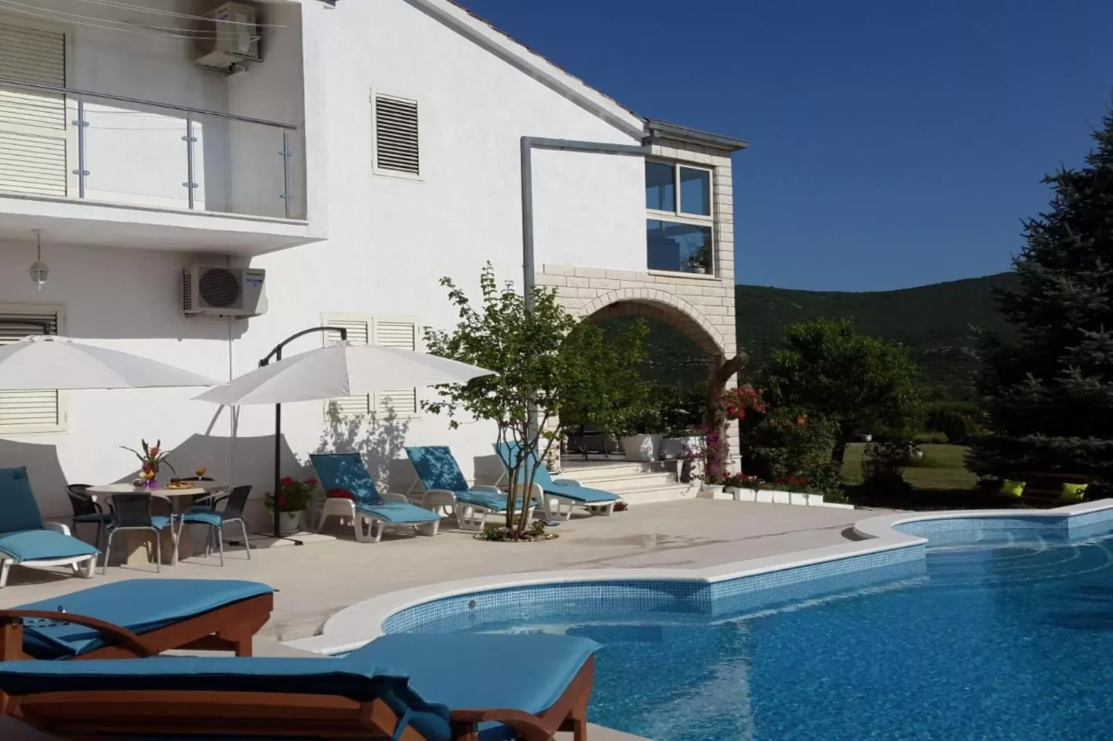 Villa Almas holiday house-Exterior summer