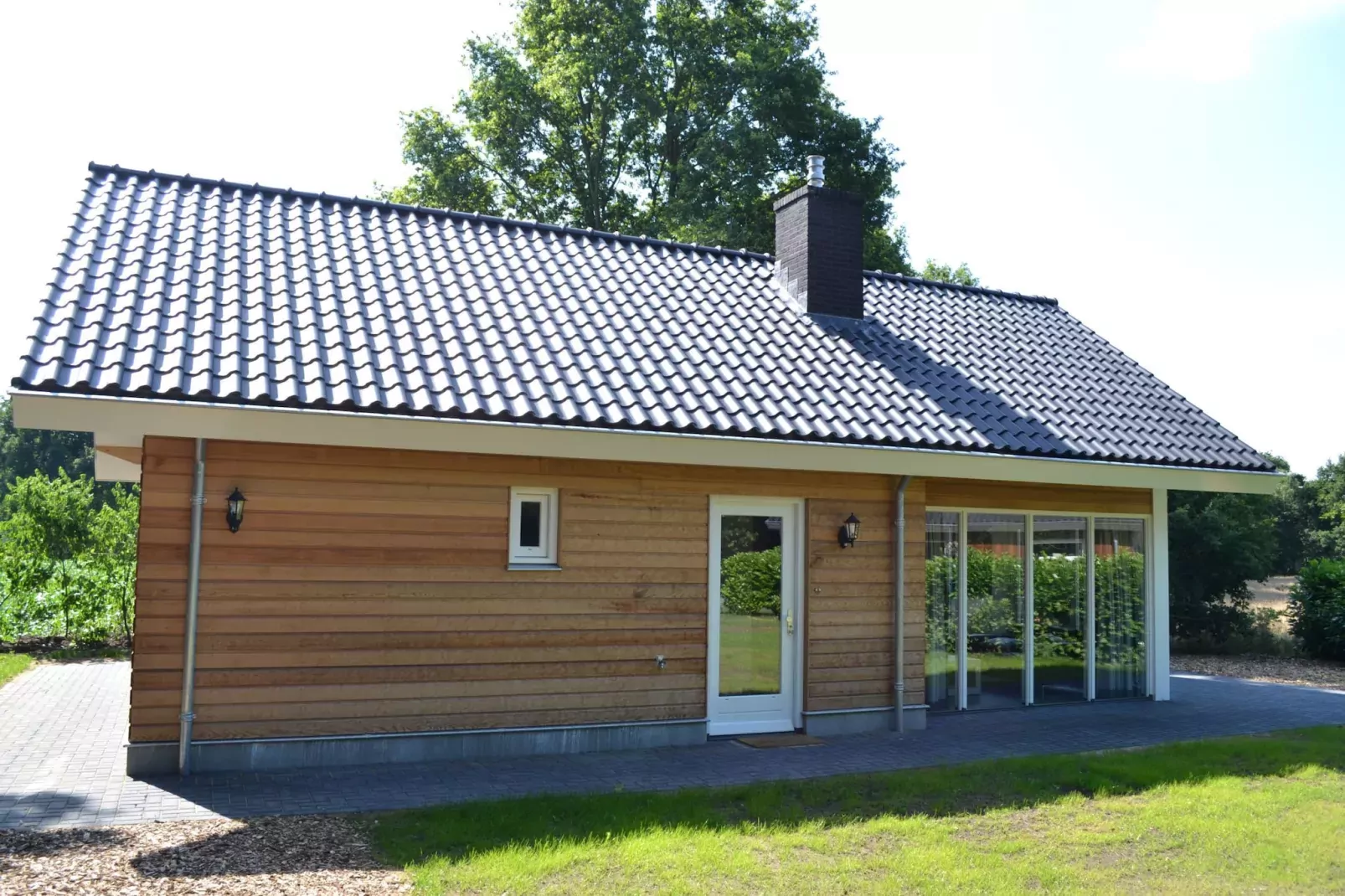 Zijzicht-Exterior summer