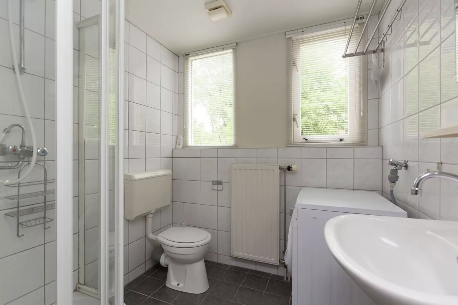 Buitenplaats Berg en Bos nummer 43-Bathroom