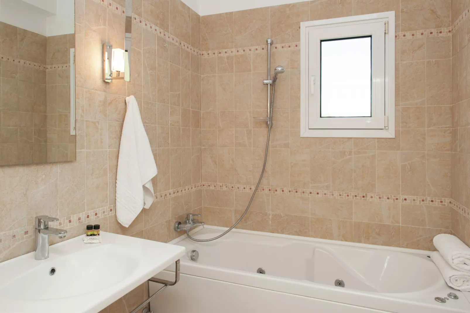 Casa Bianca-Bathroom