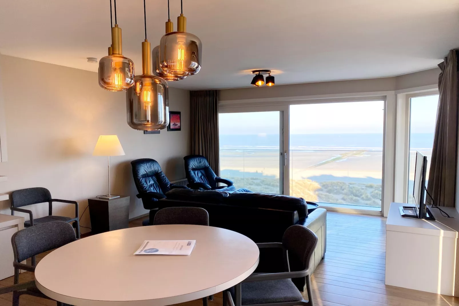 SEAWIND 503-Dining room