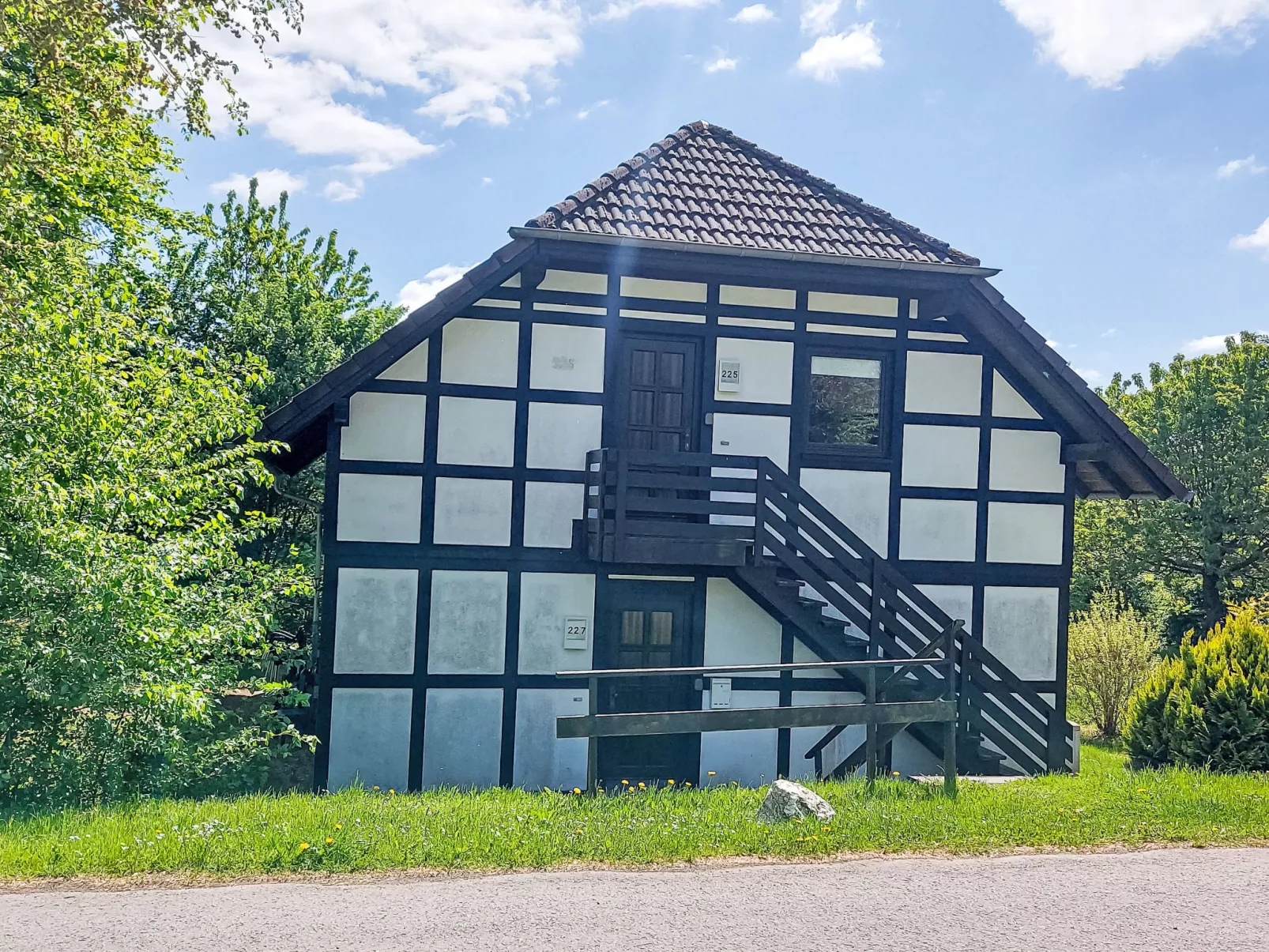 Sternberg 225-Outside