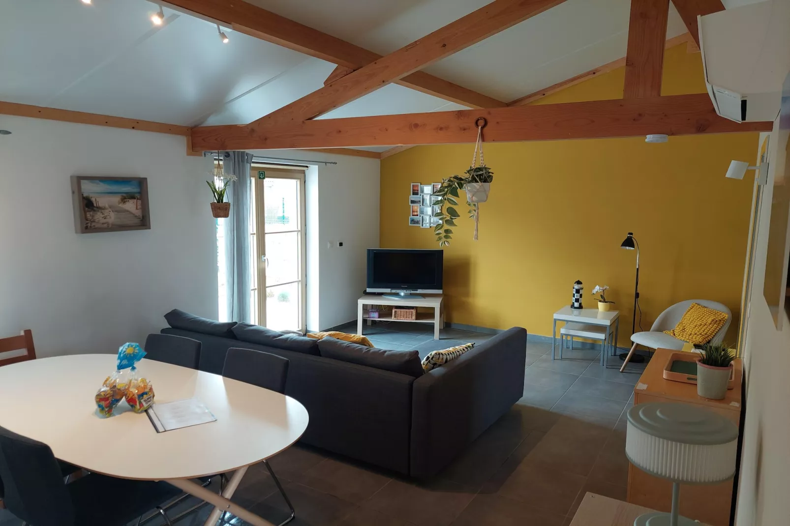 WH2 / 9-Living room