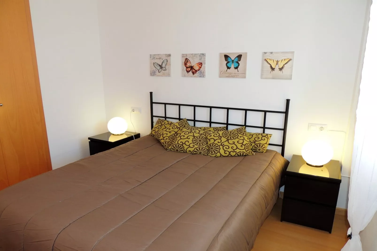 ROYAL MARINE 2 240 Roses-Schlafzimmer