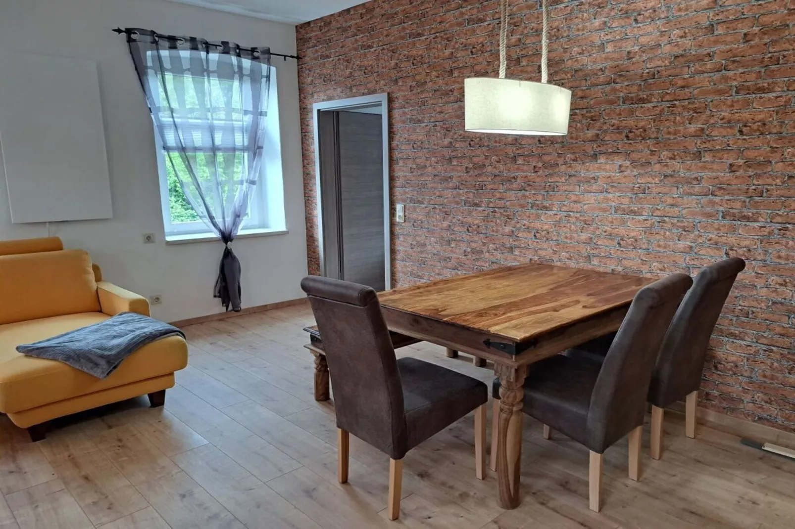 504676-Dining room
