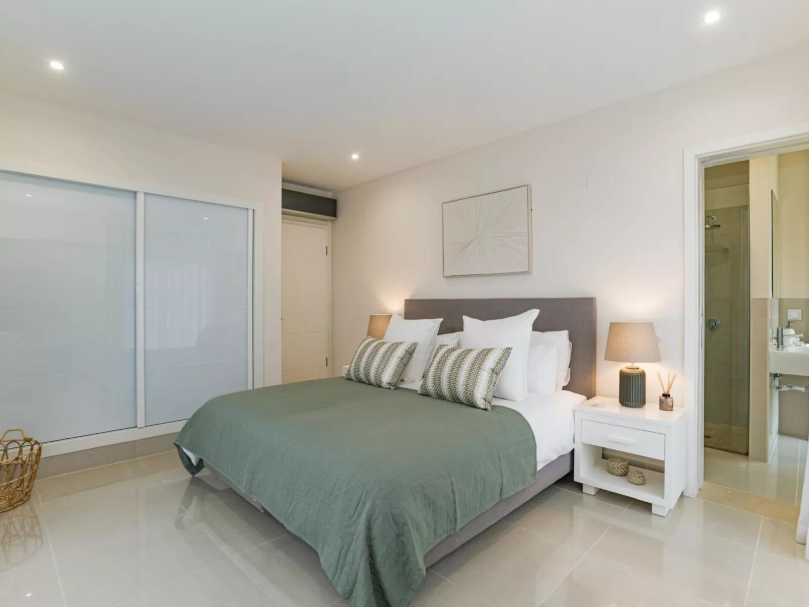 Pine Hills Reva Santuary Modern Elegance-Inside
