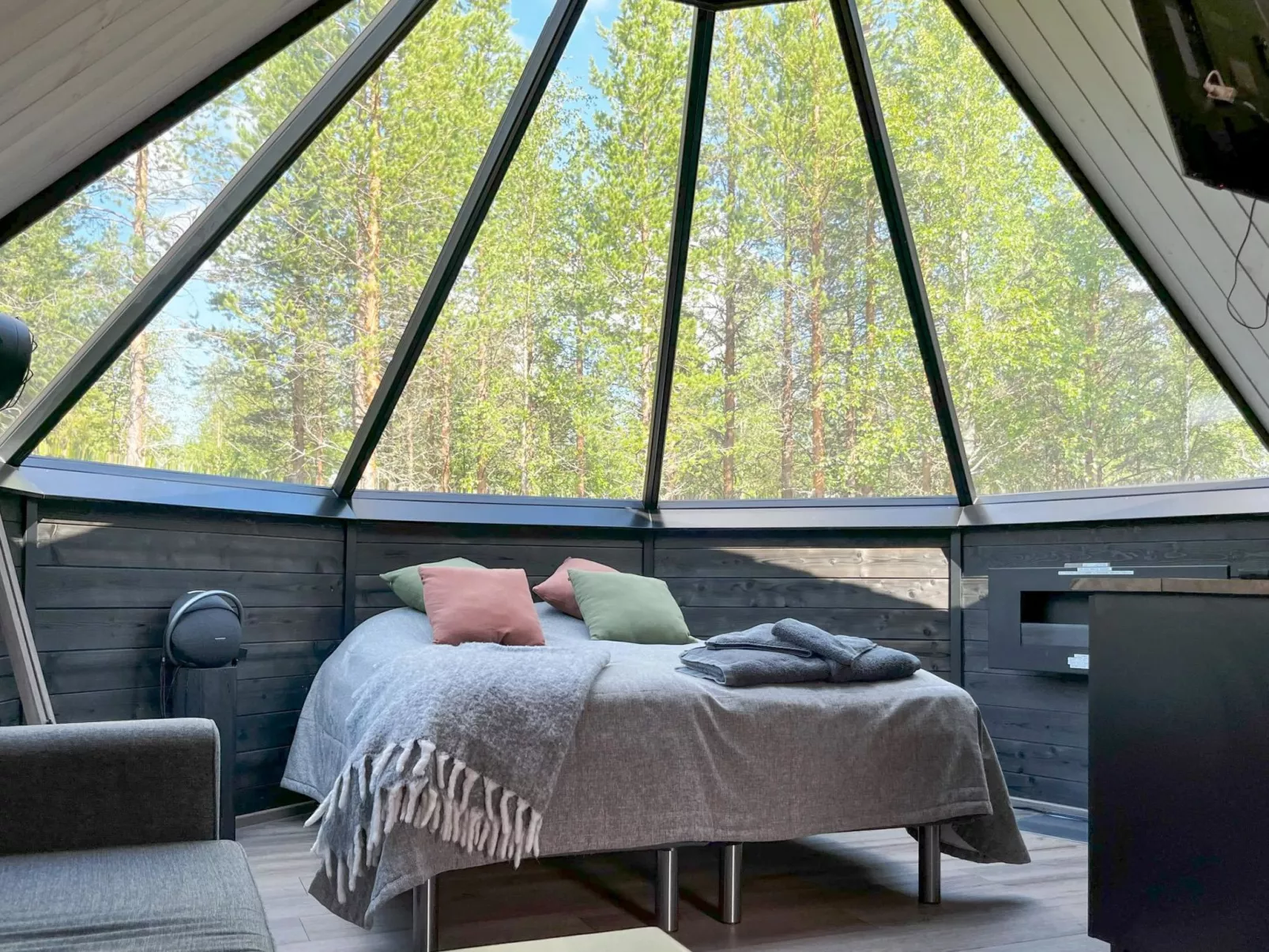 Samruam b aurora cabin