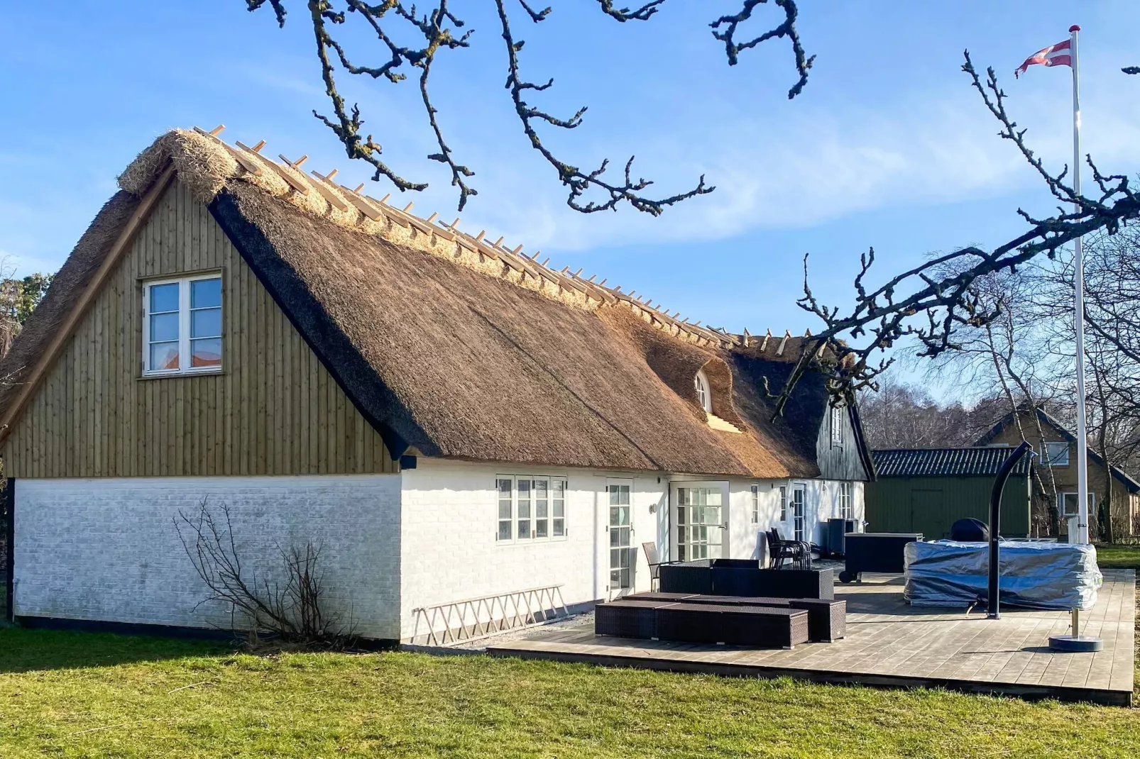 Idyllic Thatched Cottage Retreat-By Traum-Outdoor