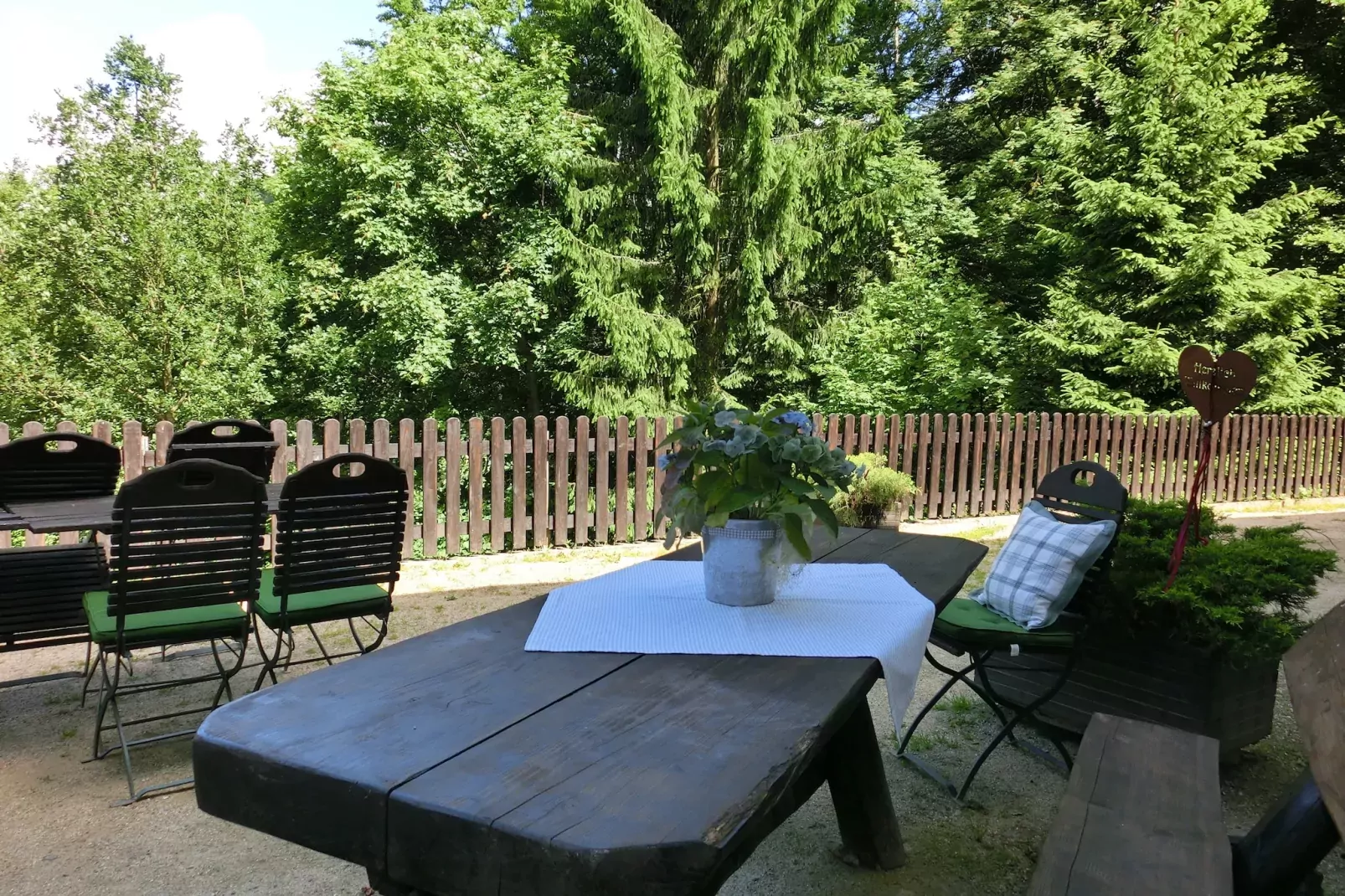 Historisches Waldhaus-Gardens in summer