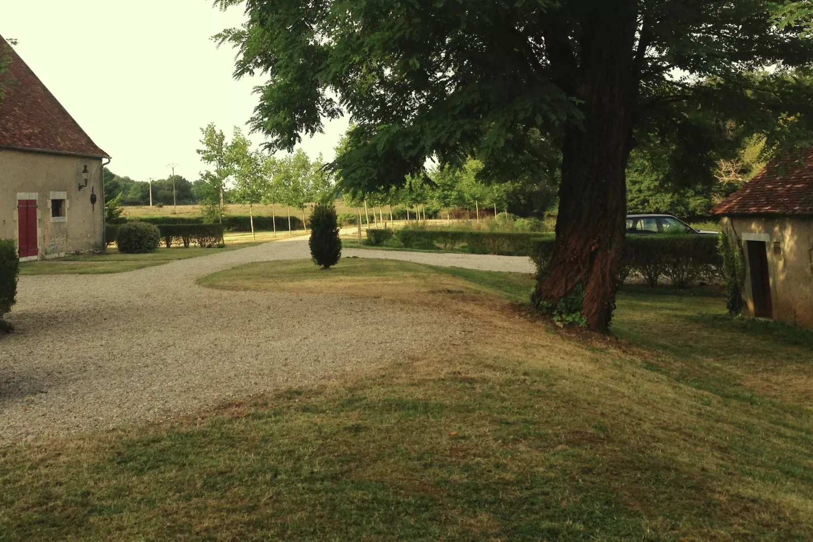 Un château en bordure de rivière-Gardens summer