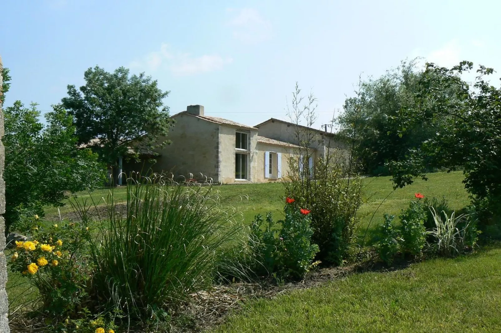 Domaine de Geneviève des Vignes-Exterior summer