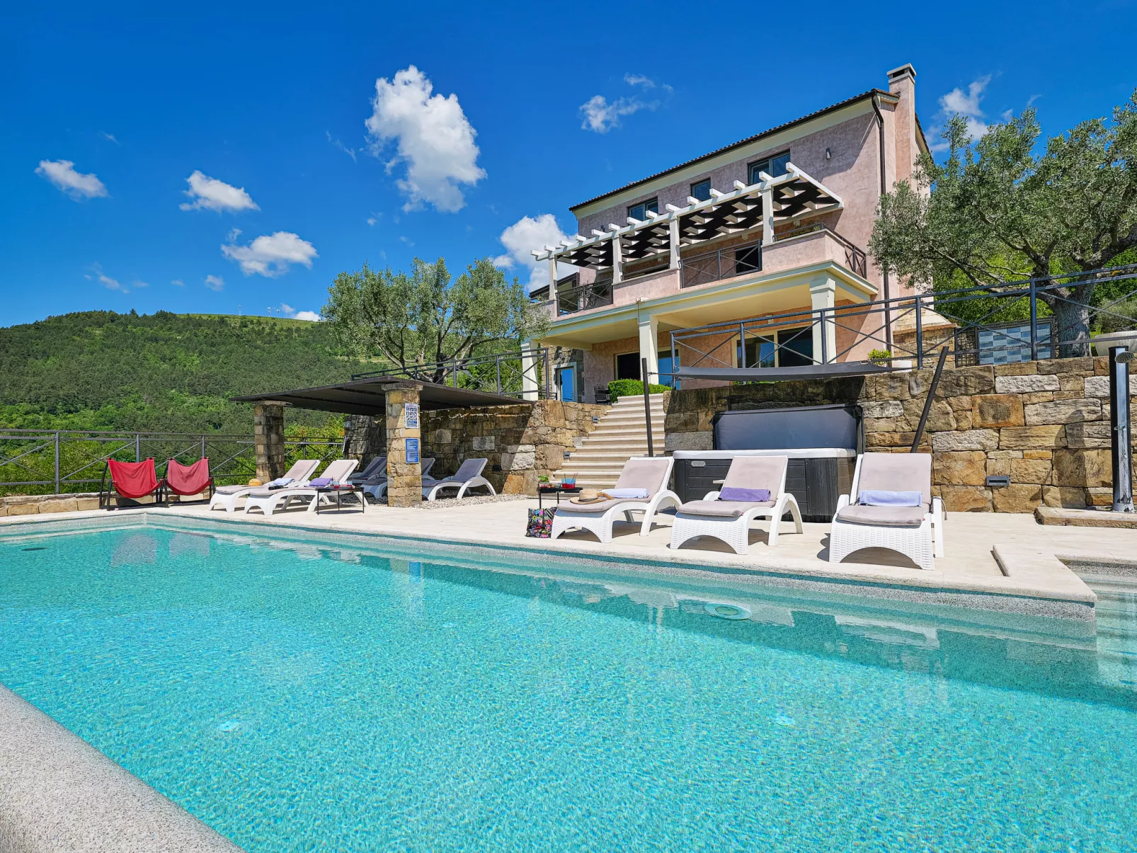 Villa Over the Hilltop-Draußen