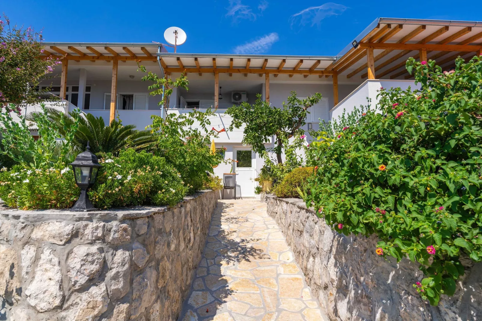 Apartments Djurkovic - One-Bedroom Apartment with Shared Terrace and Sea View-Außenbereich