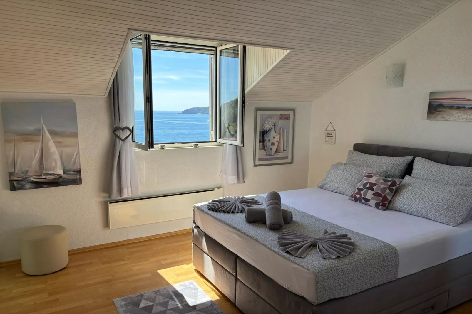 Indy's Beach Apartments -Two Bedroom Apartment with Balcony and Sea View-Bedroom