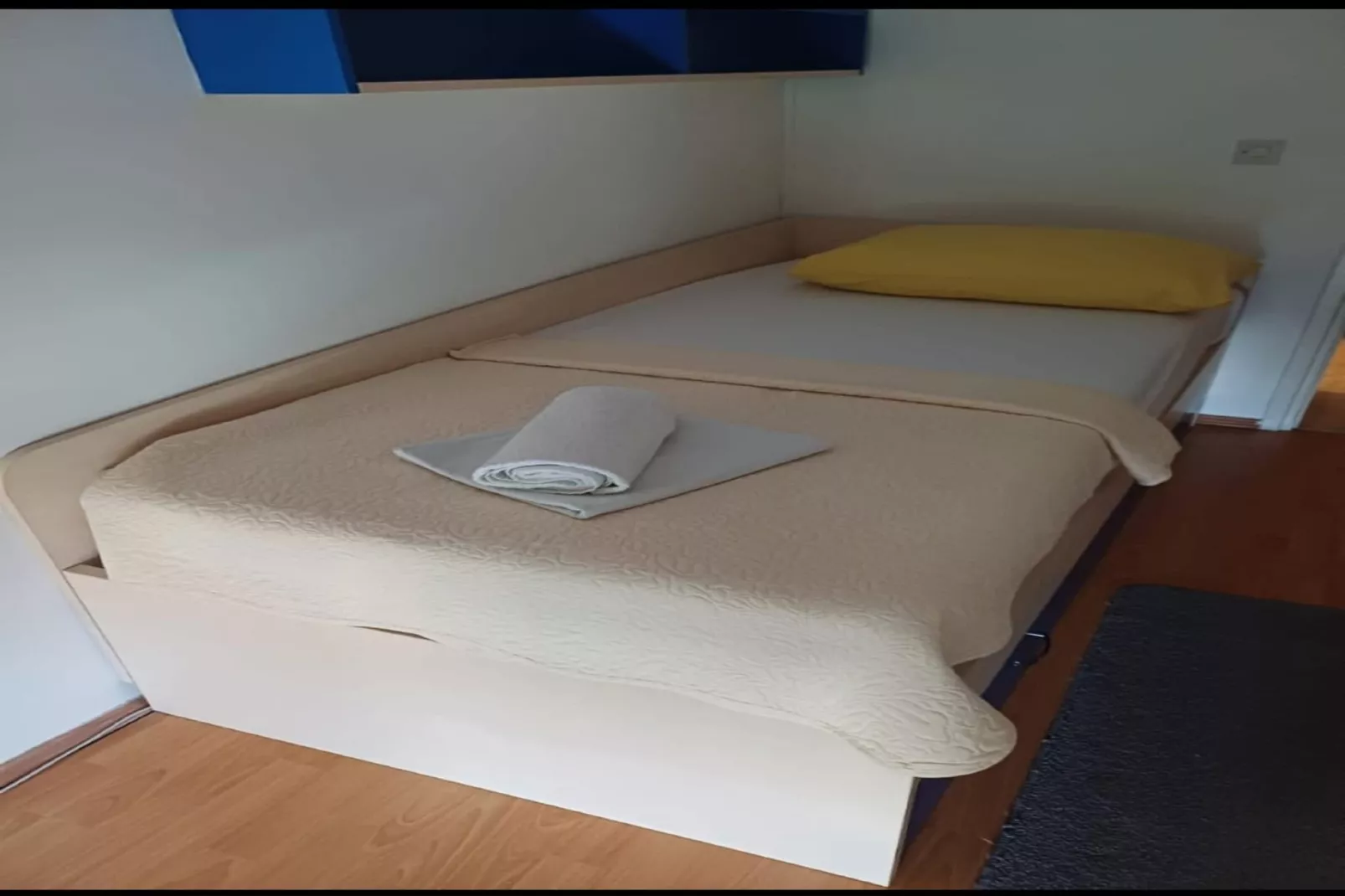 Apartment Alba - Three Bedroom Apartment with Loggia-Chambre