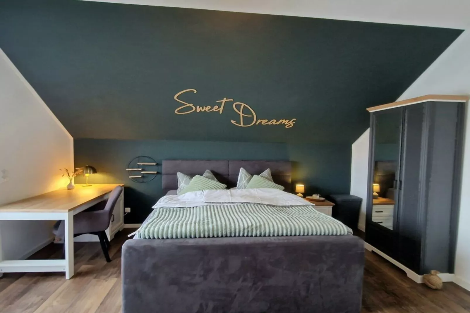 518595-Bedroom