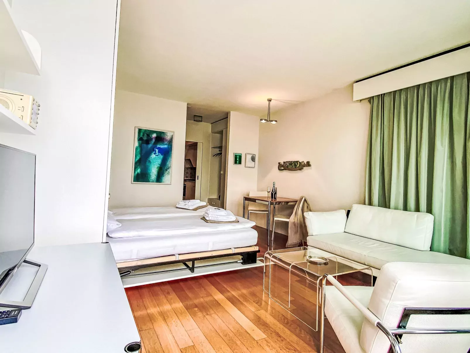 Lakeview App. 603-Inside