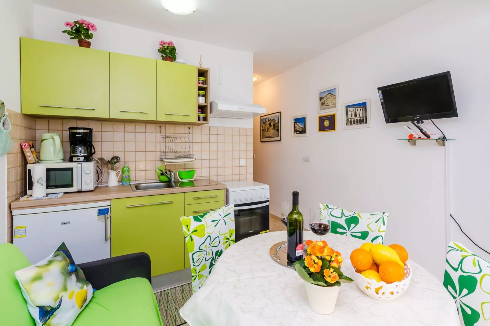 Apartments Captain - One Bedroom Apartment with Terrace (3 Adults)-Dining room