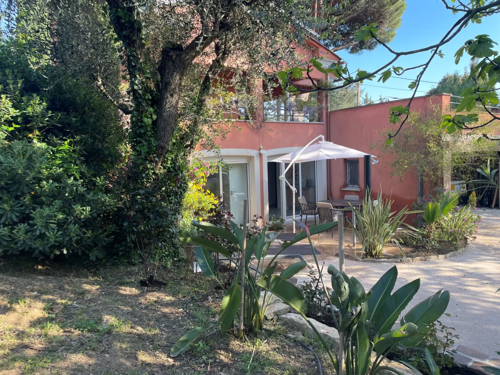 Terre de Sienne-Outside