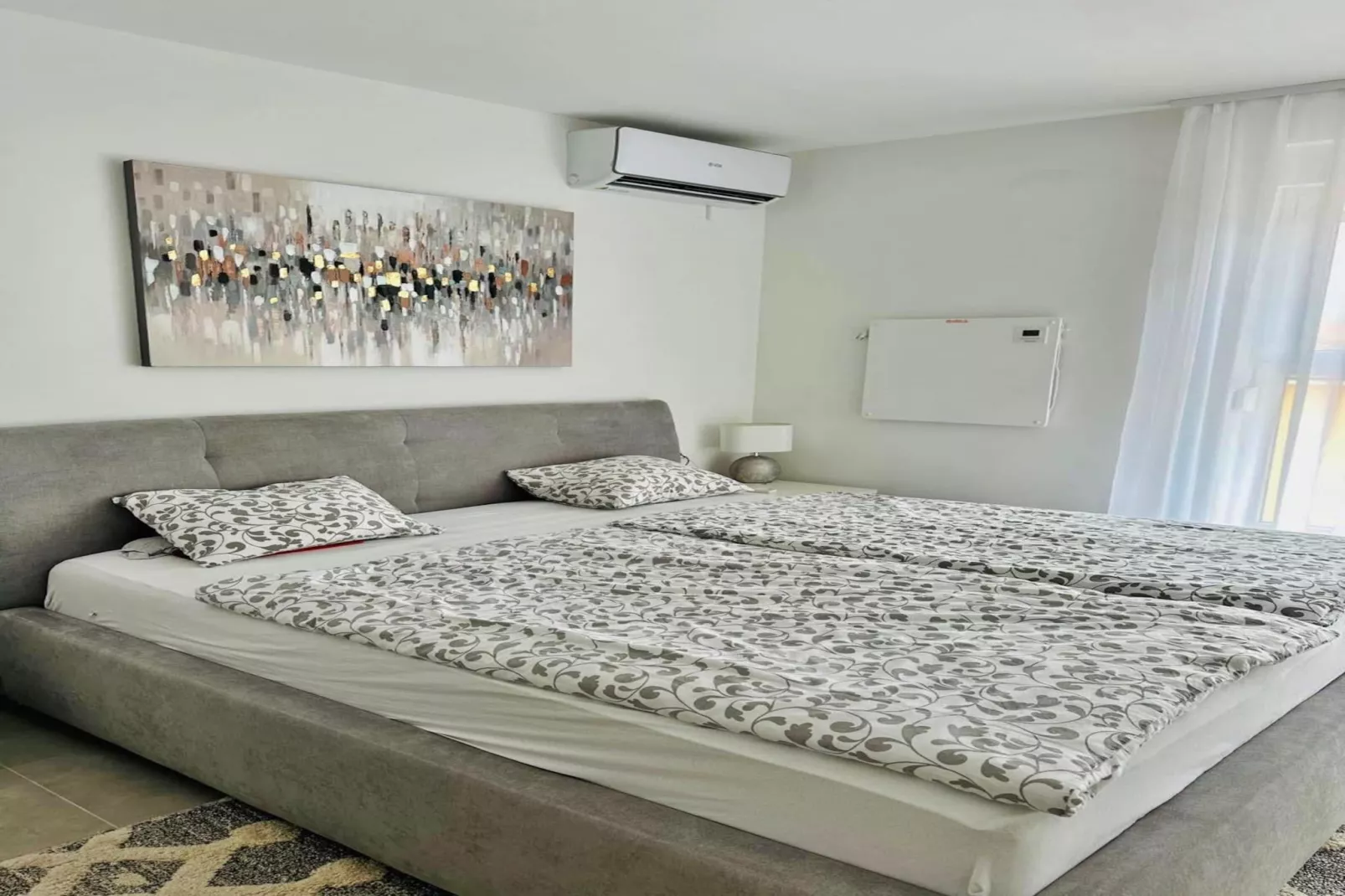 Max - Two Bedroom Apt with Balcony and Sea View