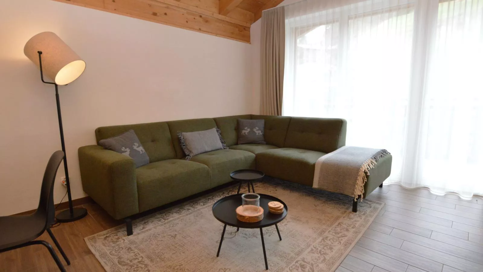 Emma Top 4-Living room
