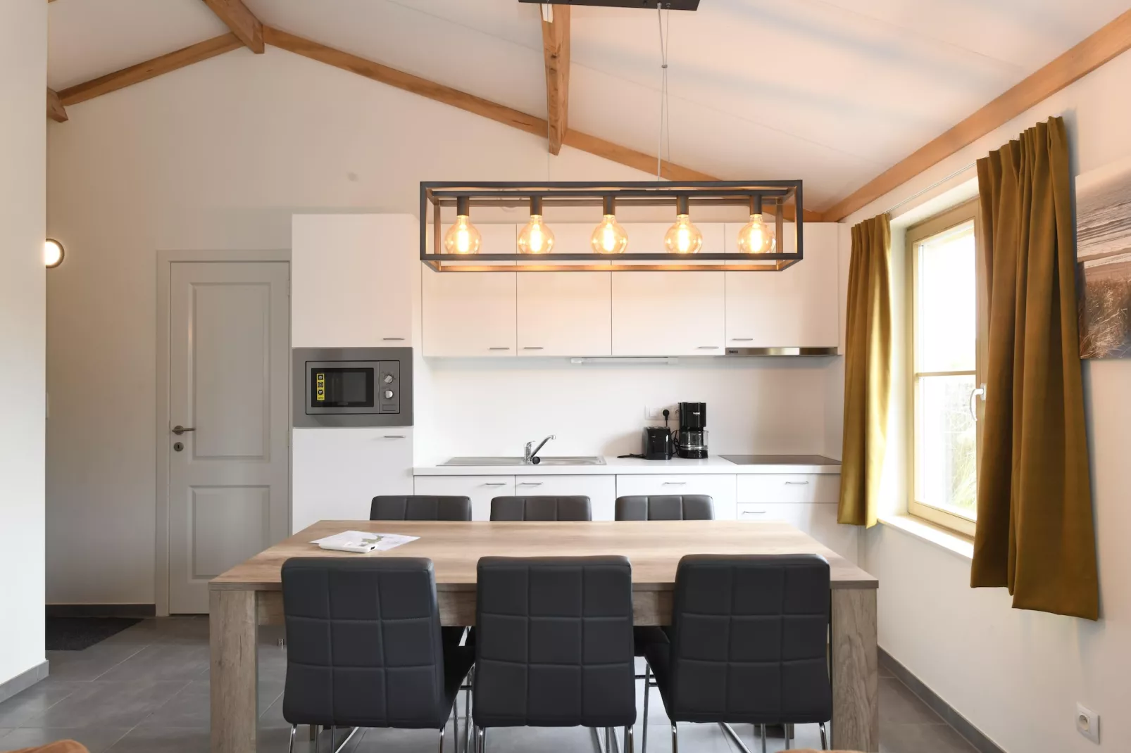 W19-Dining room