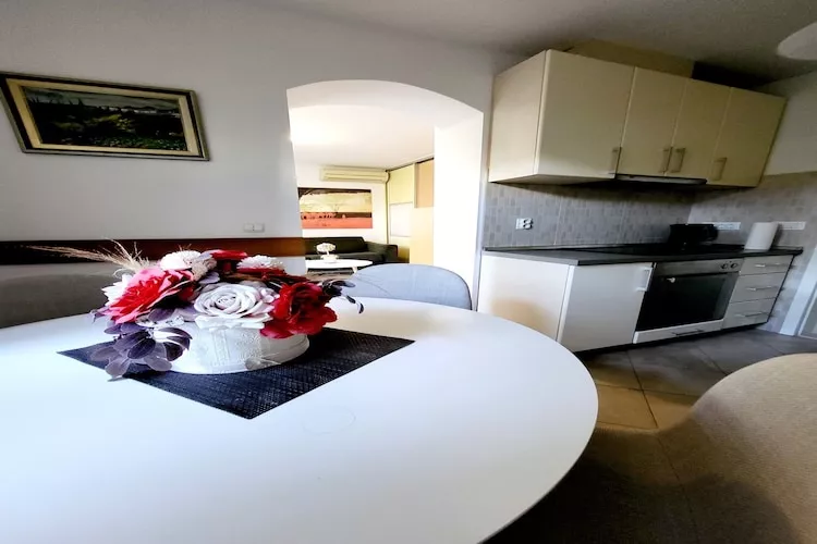 Green Terrace Apartment I - Studio Apartment with Terrace-Esszimmer