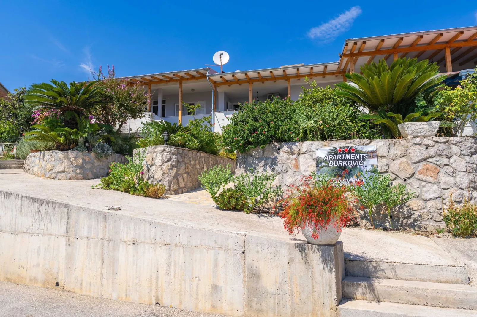 Apartments Djurkovic - Deluxe One-Bedroom Apartment with Balcony and Garden View-Outdoor