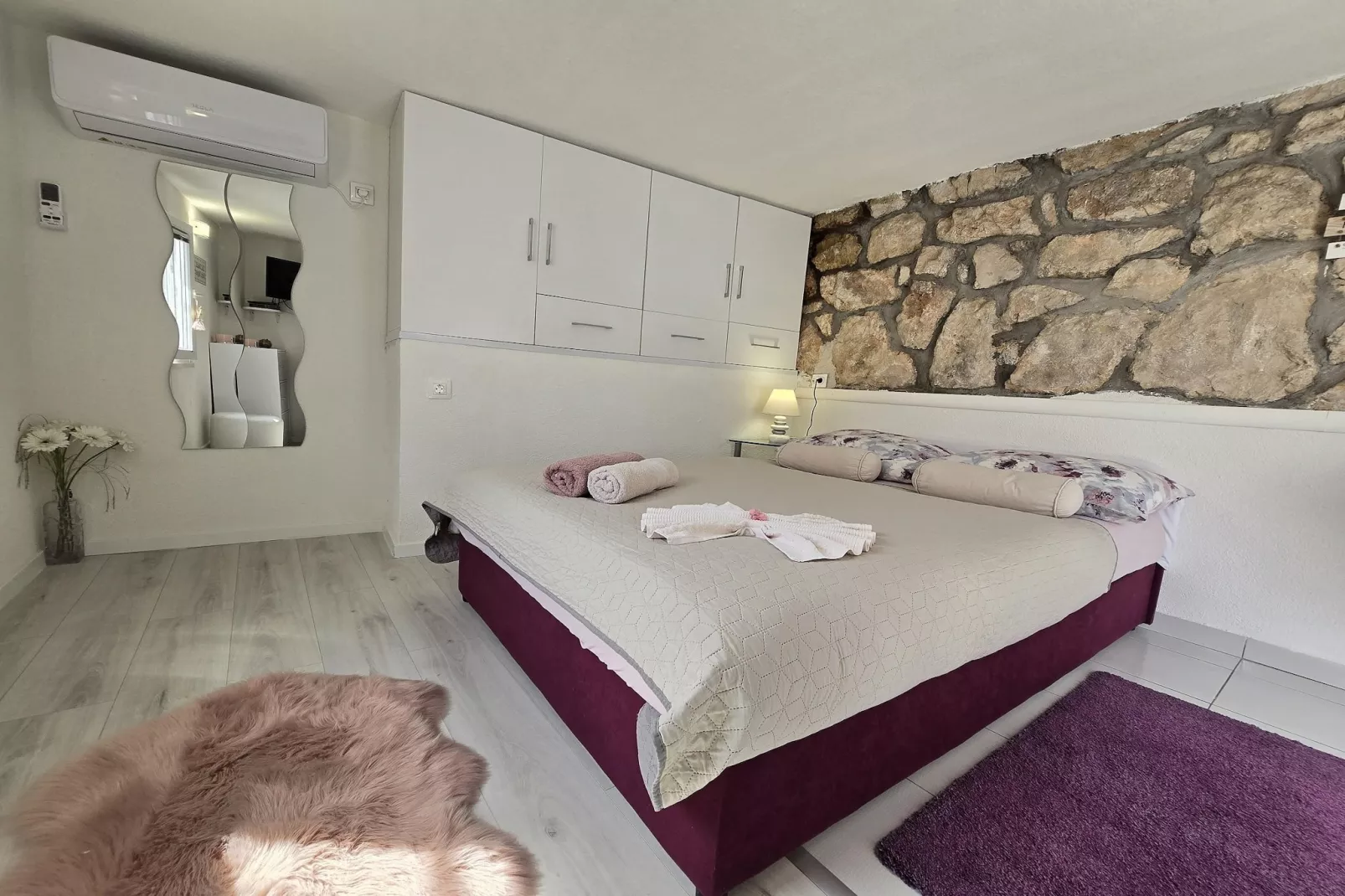 Indy's Beach Apartments- Studio Apartment with Patio and Sea View-Bedroom
