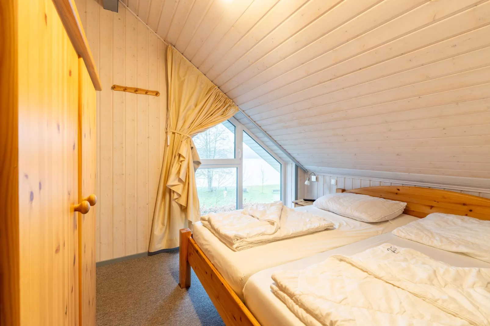 Schwan 290-Bedroom