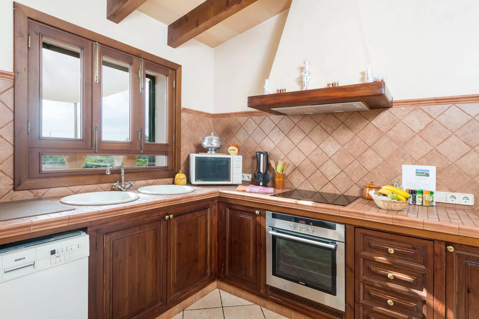 Son Frau-Kitchen