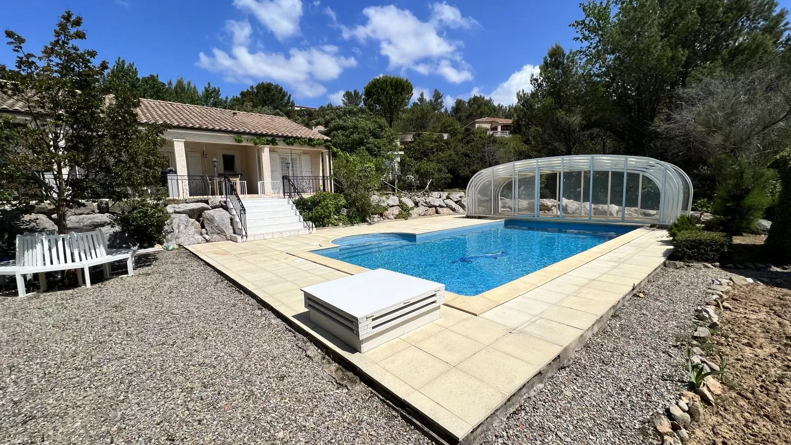 Les Hirondelles-Pool