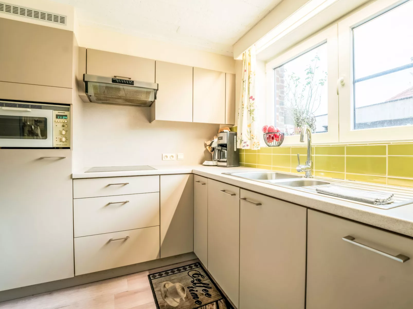 Zeelucht with private garden-Drinnen