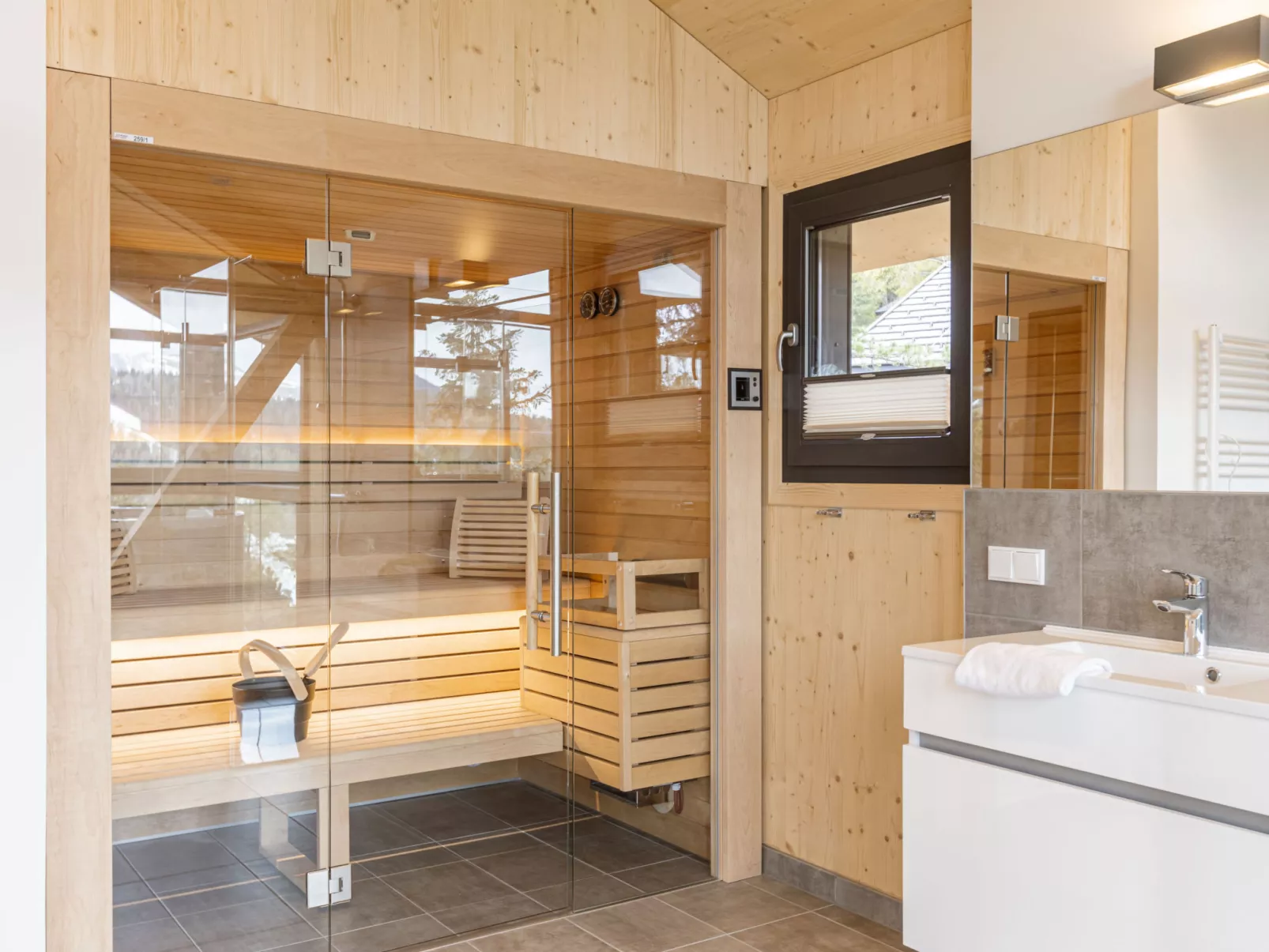 Superior #16 mit Sauna & Hot Tub-Inside