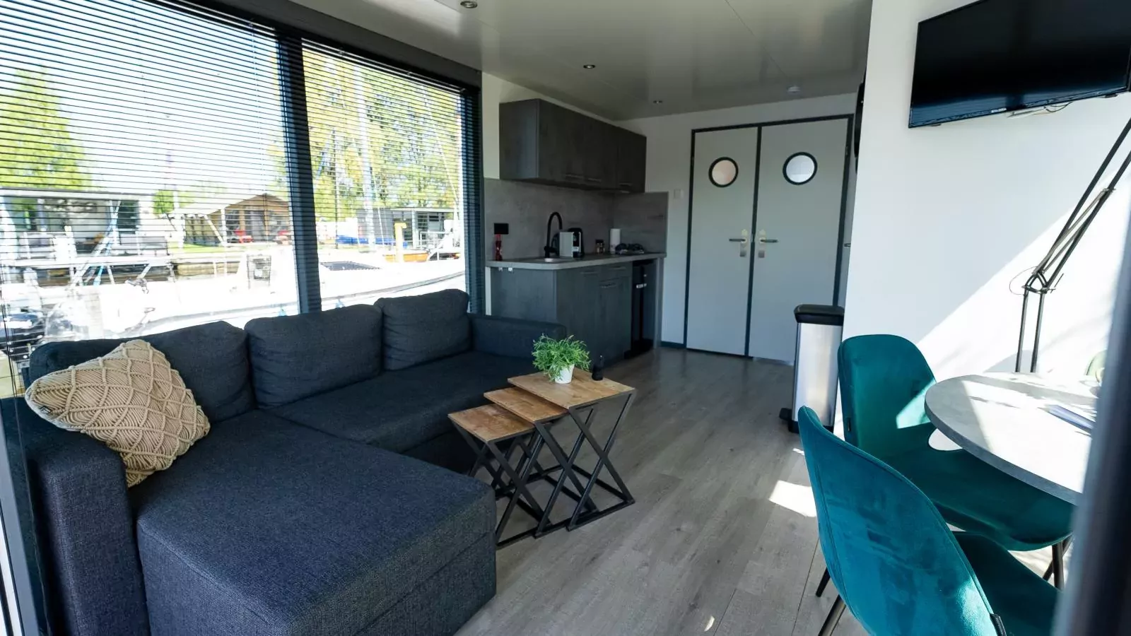 Floating in Heeg-Living room
