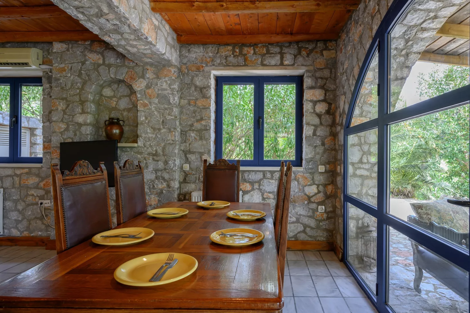 Rozare-Dining room
