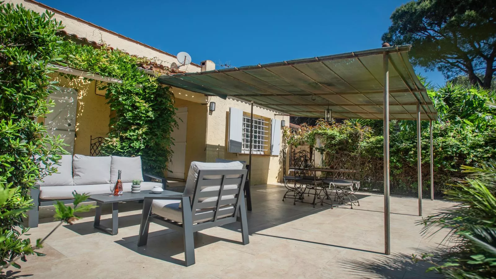 Les Romarins-Terrace balcony